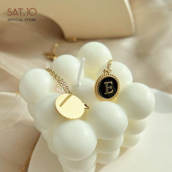 SAT.10 Kalung liontin hitam huruf emas - Kalung liontin hitam dnegan huruf emas didalamnya - 26 huru