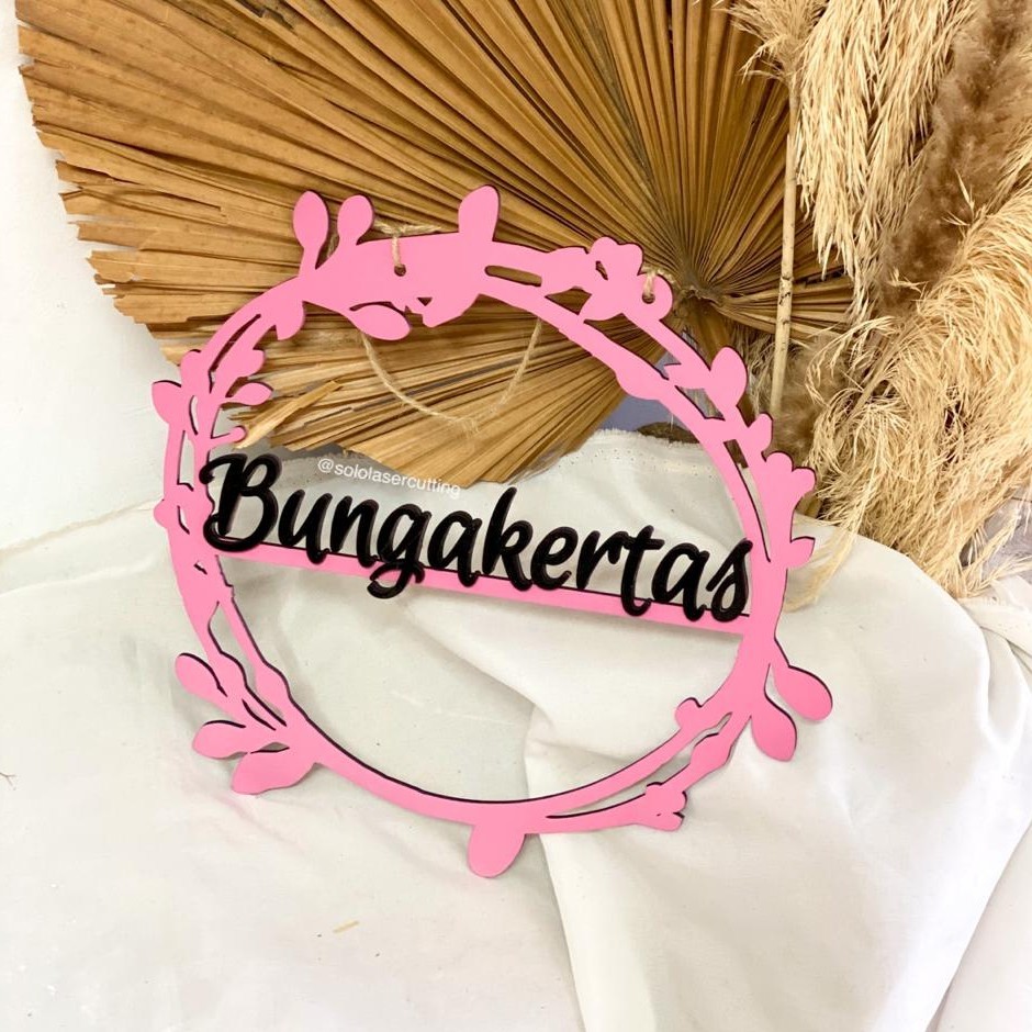 Lingkaran kayu nama hiasan backdrop lamaran