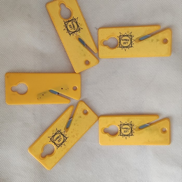 

PISAU CUTTER LEE FILTER UNTUK PEMOTONG KERTAS