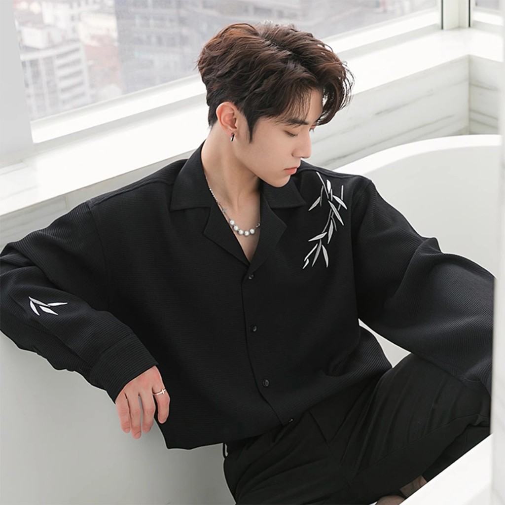 KOREAN STYLE PRIA> kemeja kasual pria baju kemeja cowok kerah V kemeja lengan panjang bordir daun ba