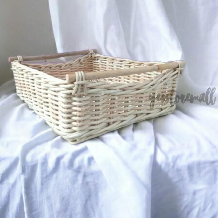 

KERANJANG ROTAN HANDLE 34X27X11CM - natural pernis