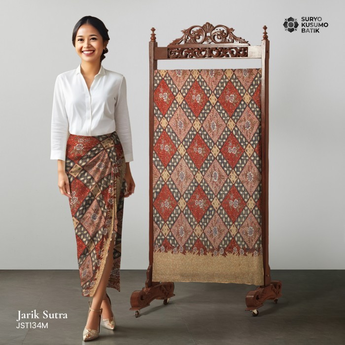 Suryo Kusumo Batik - Kain Jarik Batik Tulis Sutra  – Bunga Merah