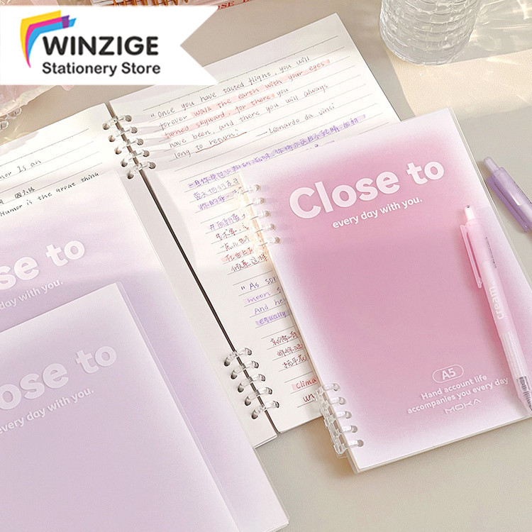 

Winzige Notebook Buku A5 B5 Buku Tulis Sekolah Lucu Binder Pink 360 Derajat Notebook Aesthetic Stationery Korea Lose Leaf Binder Kuliah Buku Catatan School Stuff perlengkapan sekolah lucu
