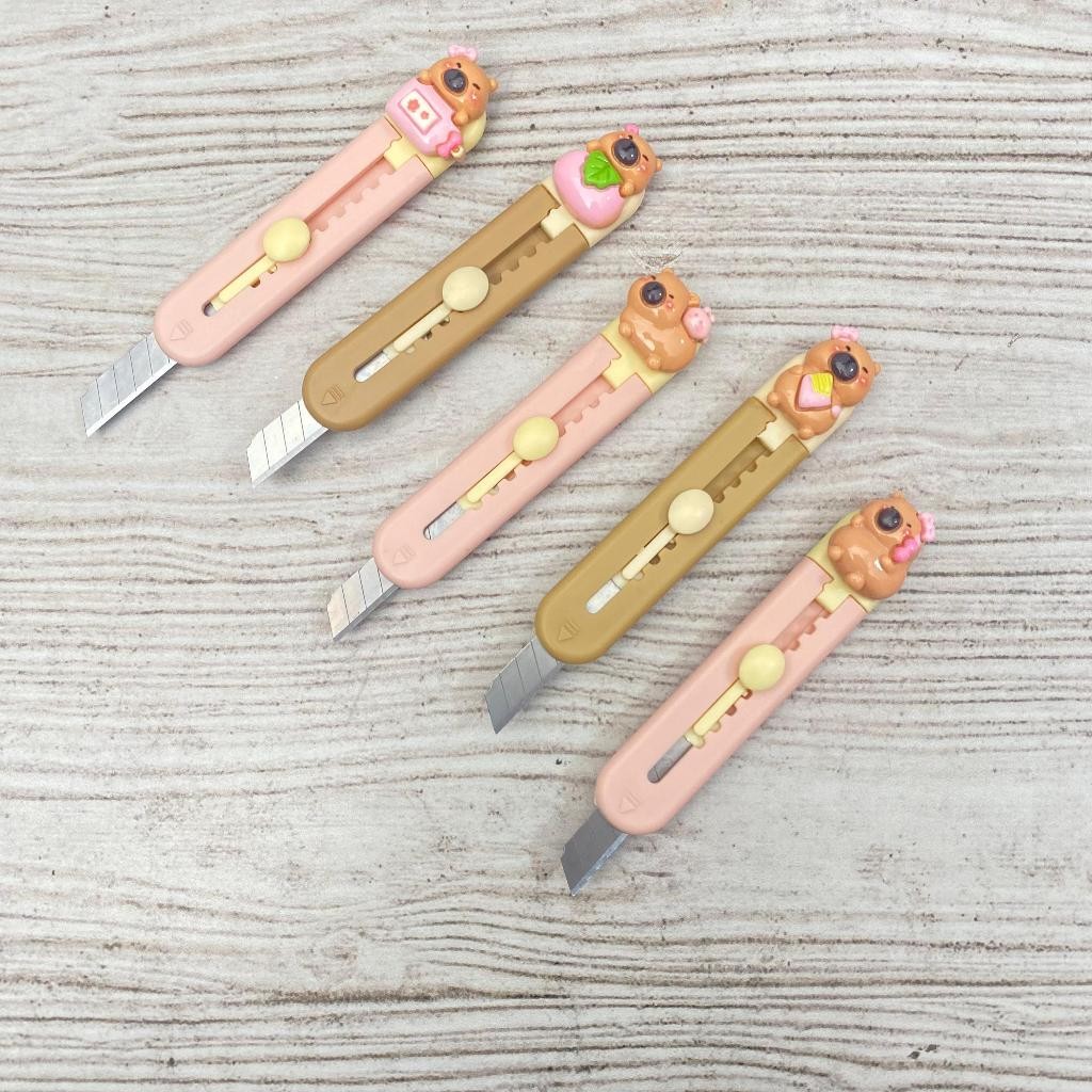 

READY MN-1783 Cutter Mini Portable Karakter CAPYBARA Travel Kit Paper Lucu Cutter Unboxing Tersedia 5 Varian Motif Cutte CAPIBARA Unik Perlengkapan Sekolah Kantor Bisa Cod