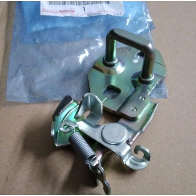 Striker Tahanan Door Lock Pintu Bagasi Avanza / Xenia Old Original