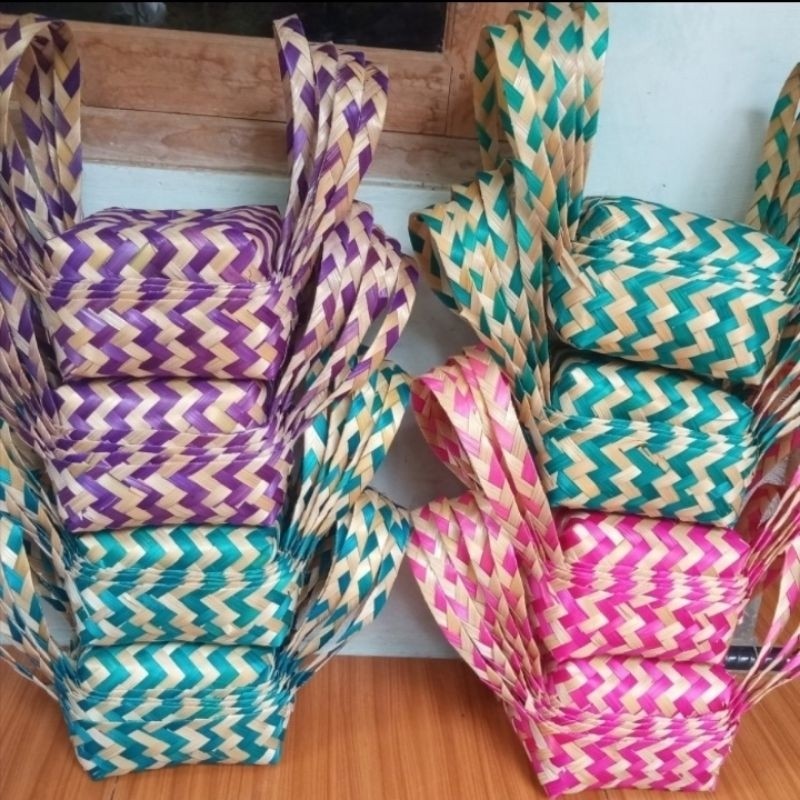 

Besek bambu Batik Jinjing 20x20 cm | Besek bambu jinjing Belang 2 warna 20x20 cm Besek bambu Hampers Cantik | Kreasi Kerajinan Besek Bambu