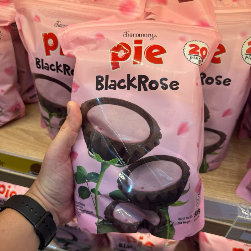 

Chocomory Pie Black Rose Pie Cokelat Rasa Strawberry (isi 20)