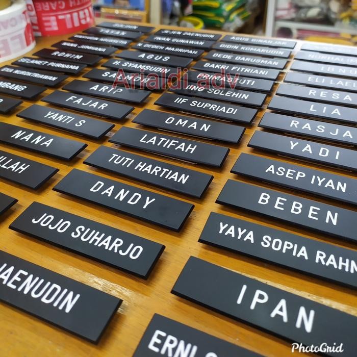 

Promo satu set papan nama dada grafir hitam doff full dan pin korpri bolong