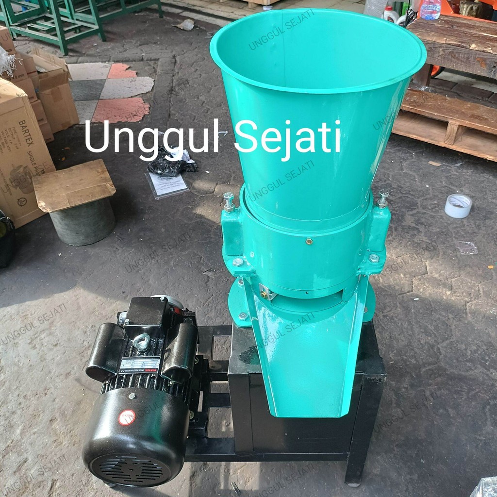 

Mesin pencetak pelet. dinamo 2hp. ukuran 4mm. diameter tabung 22cm. 2 rol