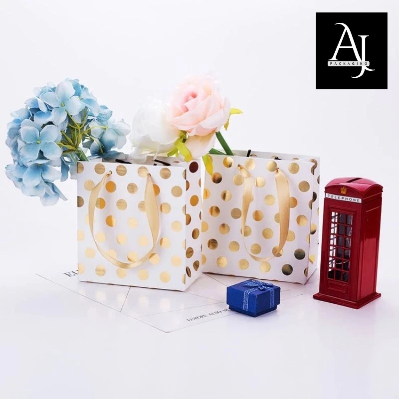

Paperbag simple motif Polkadot Silver dan Gold / Tas kado mini simple motif dot/Hamper goodiebag souvenir Korea