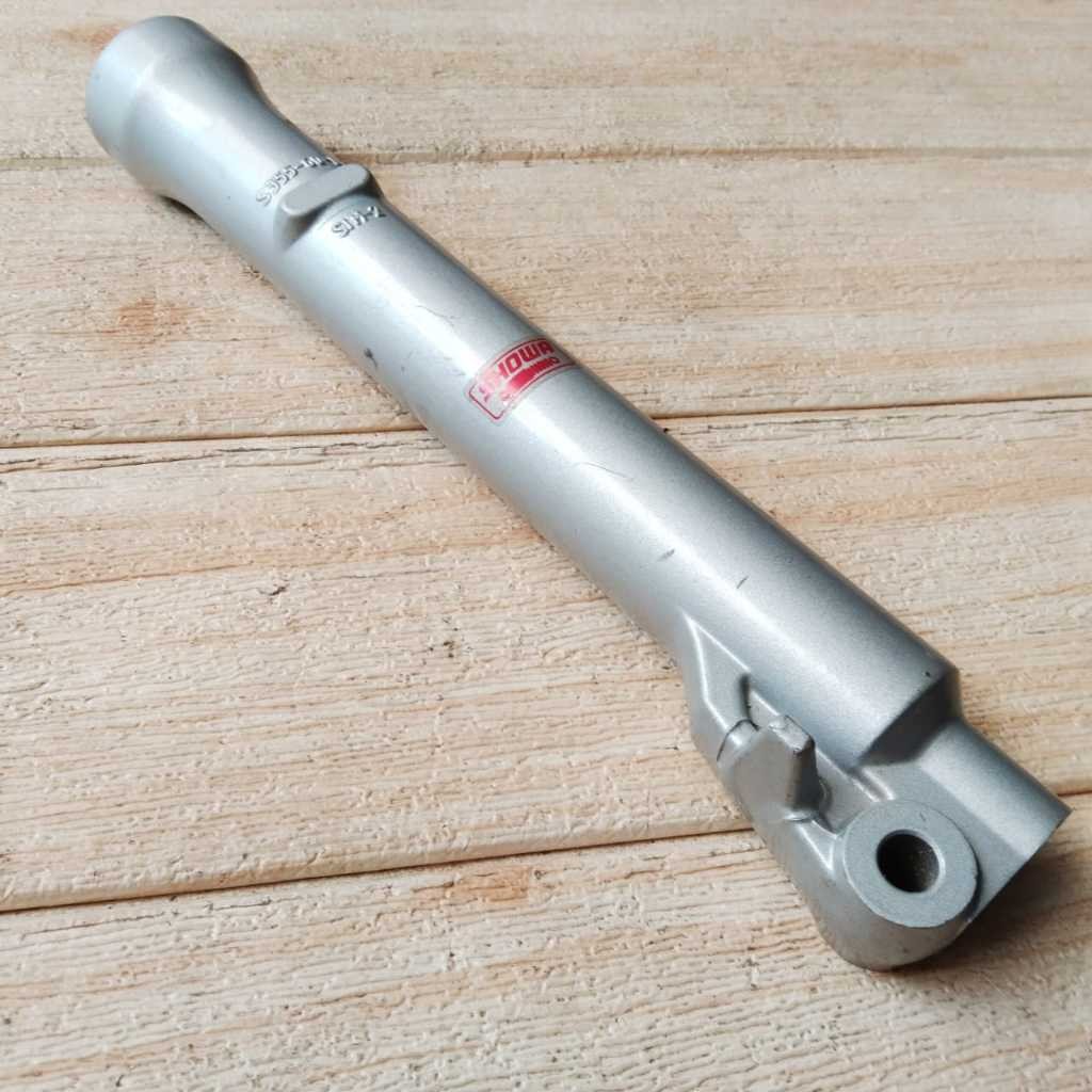 TABUNG SHOCK DEPAN KIRI BOTTOM CASE WARNA SILVER  SPIN 125/COD