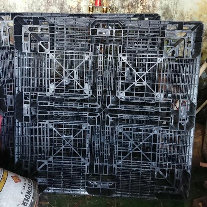 

[STOK TERBARU] Berkualitas Palet Plastik Bekas ukuran 114x114x13cm untuk tatakan barang Paling Larish