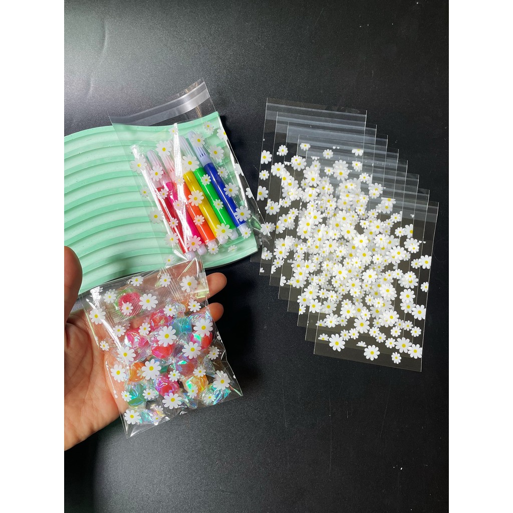 

50pcs Lovely Fresh Daisy Pattern Candy Packaging Opp Self-sealing Bags, White Flower Printed Small Gift Packaging Decorative Bag