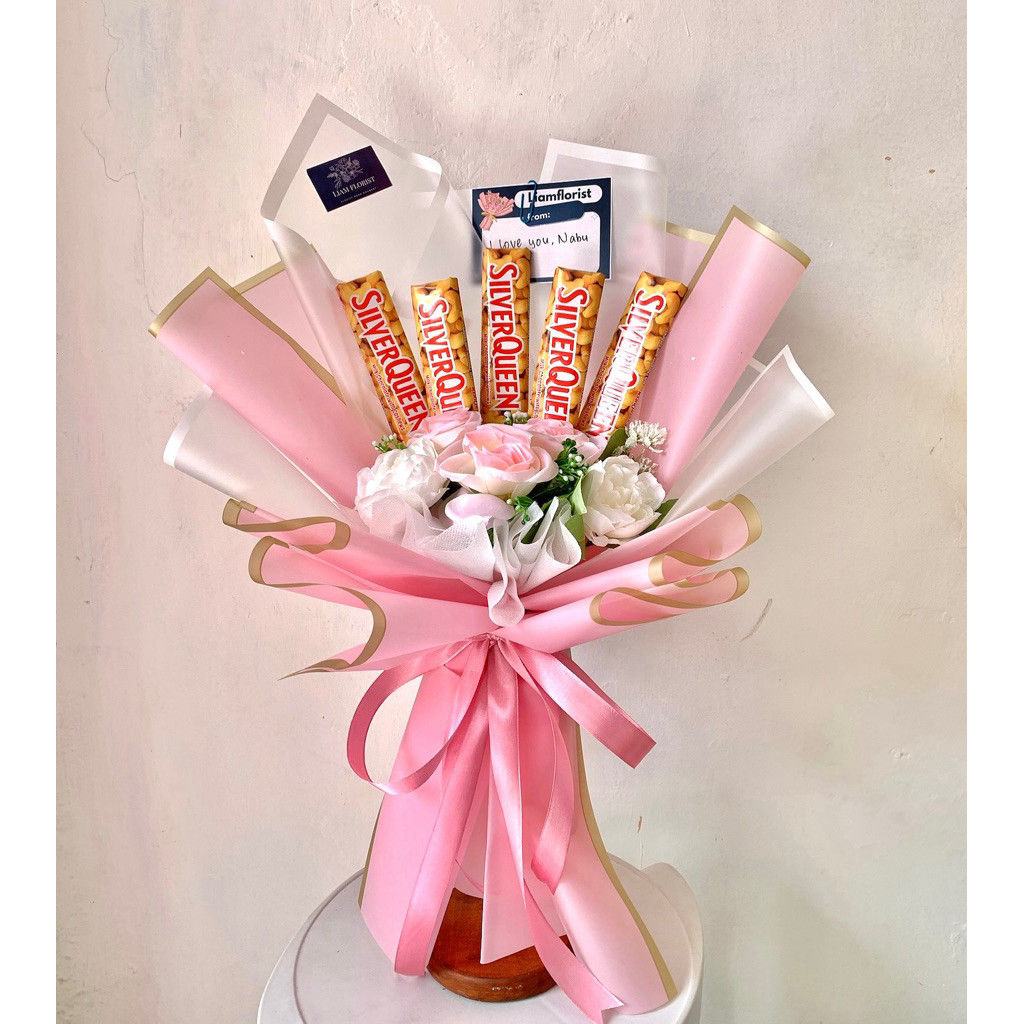 

BUKET COKLAT SILVERQUEEN MIX BUNGA MAWAR ARTIFICIAL/BUKET COKLAT SNACK JAJAN/WISUDA ANNIVERSARY