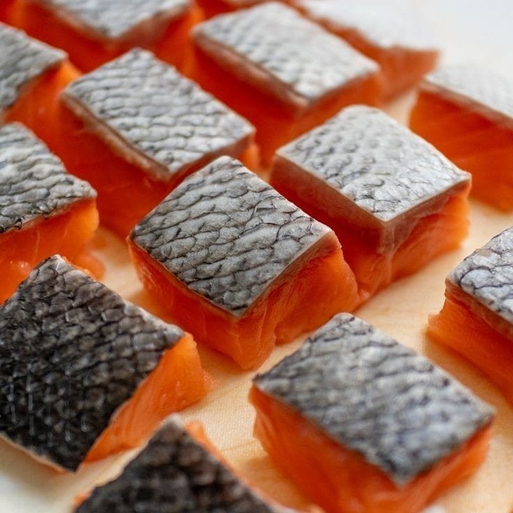 

Ikan Salmon Cubes - Skin On Frozen Salmon Import Norway 250gram