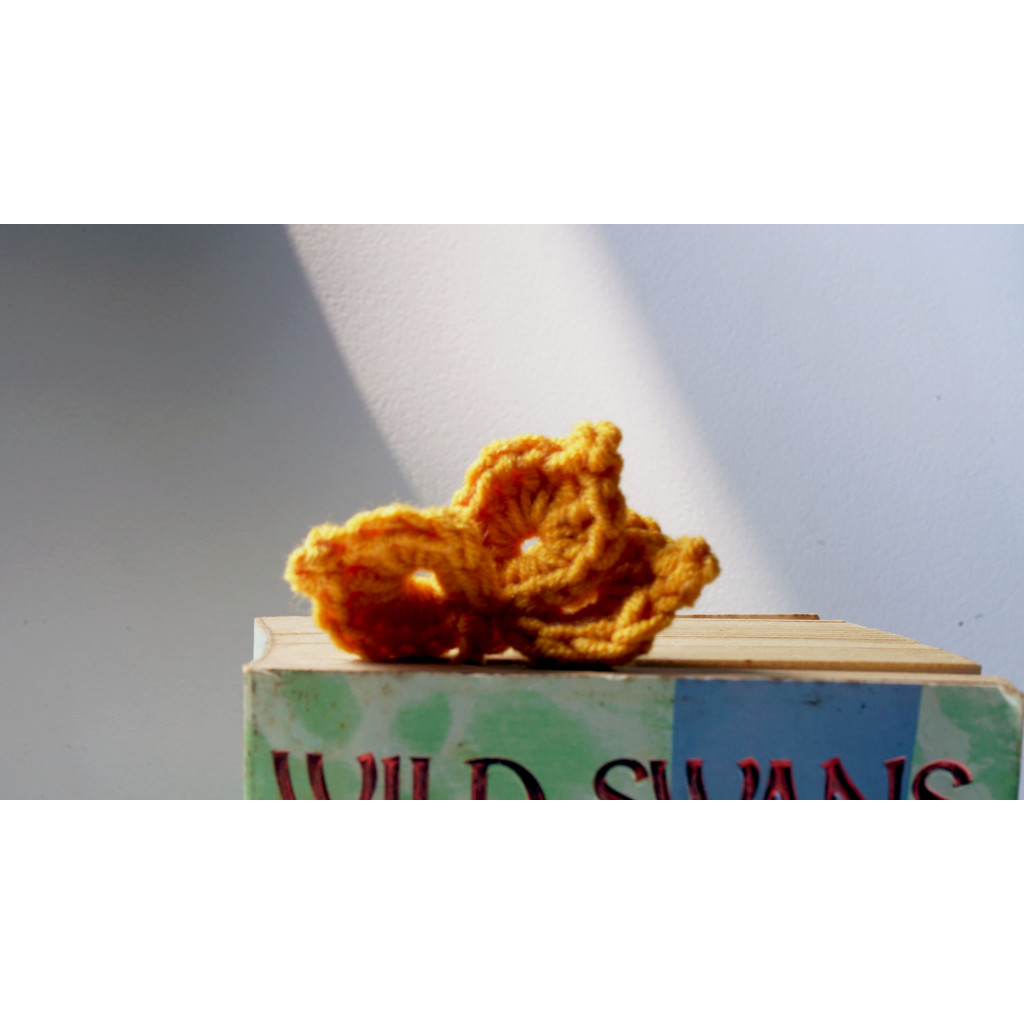 

Bookmark Pembatas Buku Ruby Fingertips Three Leaves