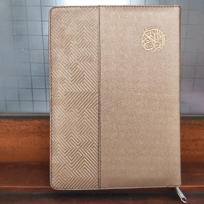 

Cover Alquran A5 21x15x3cm Sampul Al Quran Resleting Anti Air - Sarung Al Qur'an Sedang Sleting Kulit Sintetis Kulit PU - HITAM