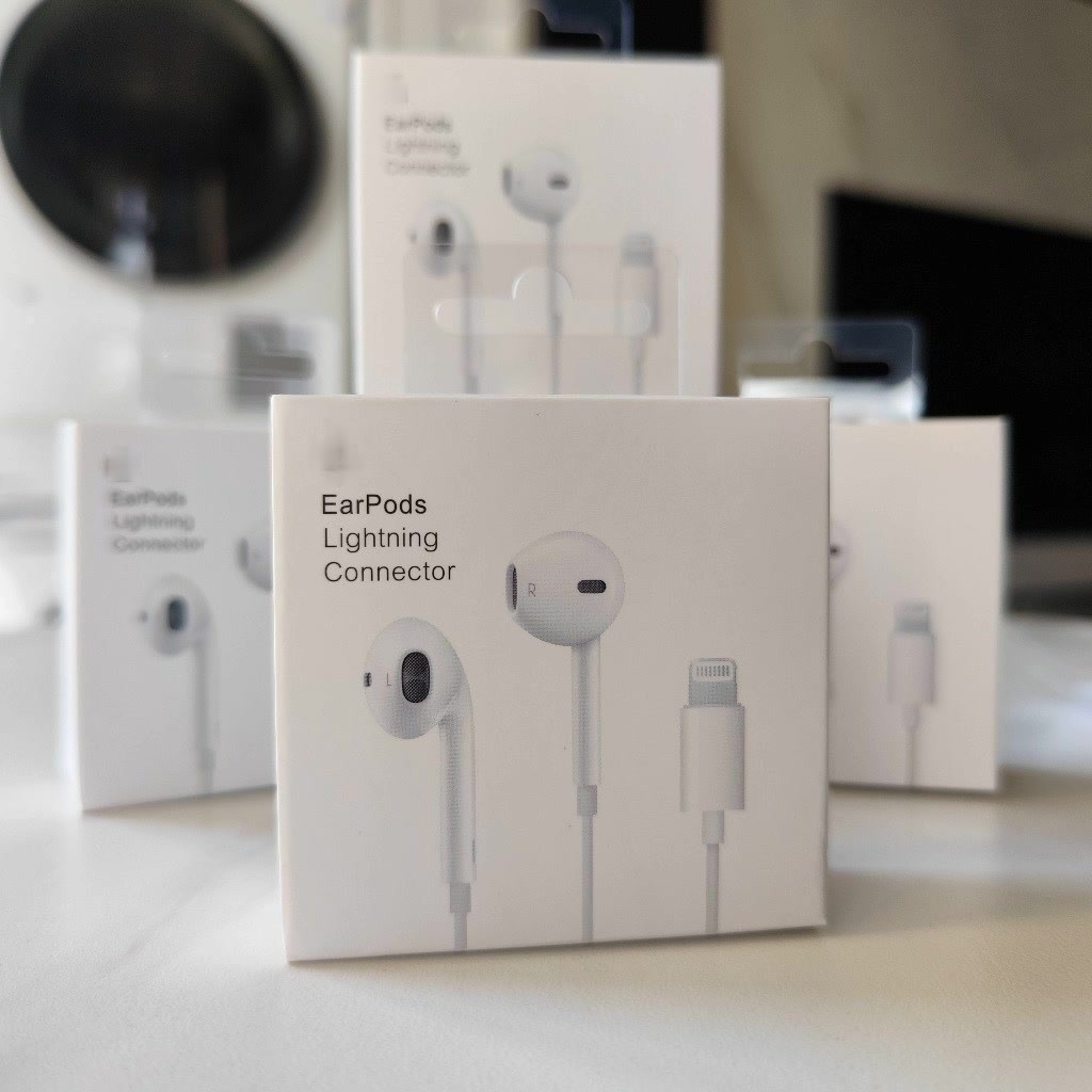Apple EarPods with Lightning ConnectorApple EarPods (USB-C)
