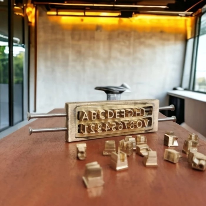 

Plat Stamp Alphabet Numeric Emoticon Produk Custom