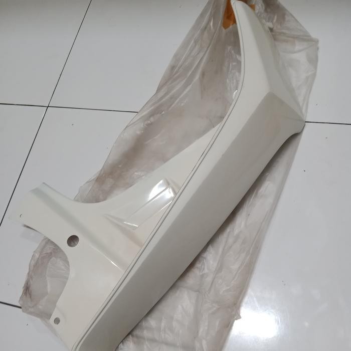 COVER BODY SAYAP LUAR LEGSIL LEGSHIELD SEBELAH  KANAN SUZUKI CRYSTAL R