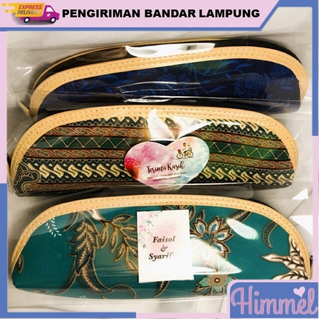 

Souvenir Pernikahan tempat pensil batik murah produsen pertama, real pict (1 kg = 80 pcs) HIMMEL SOUVENIR