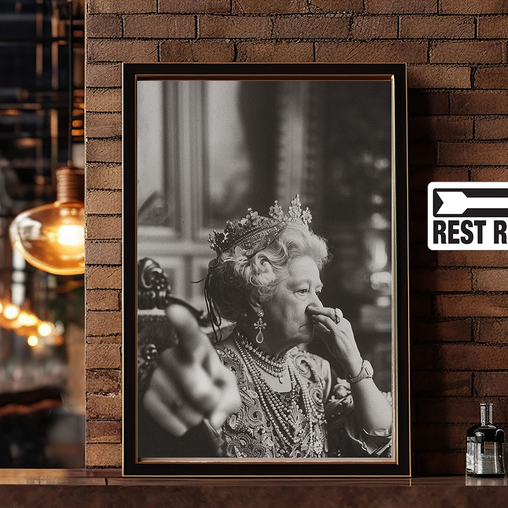 

Vintage Queen Portrait Art Posters Print Toilet Humor Amusing Wall Pictures Retro Canvas Decor Painting For Funny Bar Bathroom
