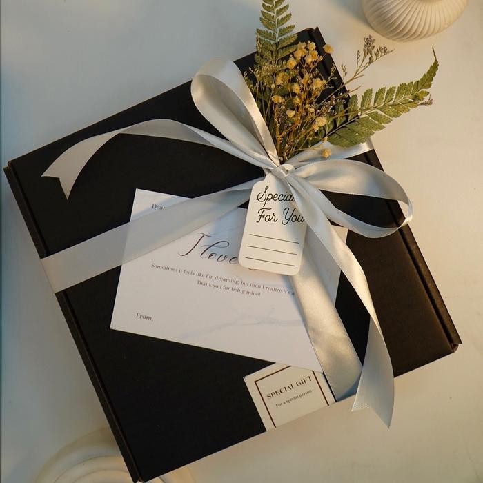 

Box Hampers Gift Box Kotak Kado Ulang Tahun Kardus Hitam Cokelat Rustic Aesthetic Packing Dus Set Hadiah Unik Bungkus DIY Pita Kartu Ucapan Birthday Wisuda Pacar Cowok Cewek Ultah Valentine Anniversary Graduation Lebaran Wedding Hari Guru Lengkap Premium