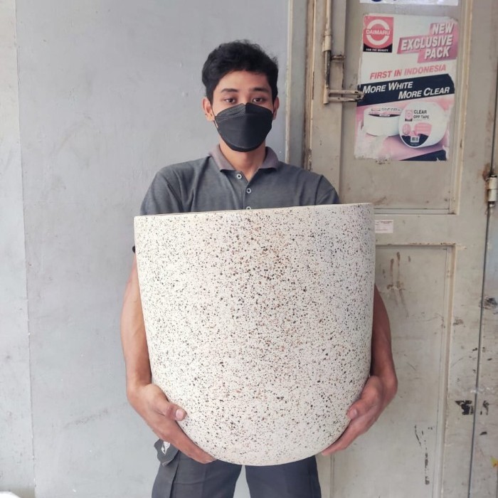 pot gerabah teraso jumbo, pot tanah liat besar, pot interior hotel