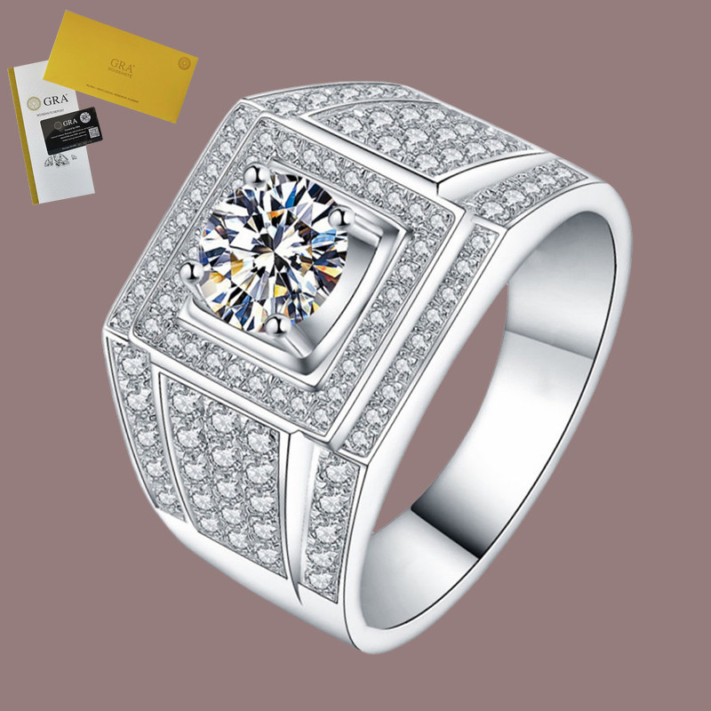 Termasuk Sertifikat GRA Cincin Berlian Penuh Fashion Pria Versi Lebar 1 Karat Moissanite Cincin Berl