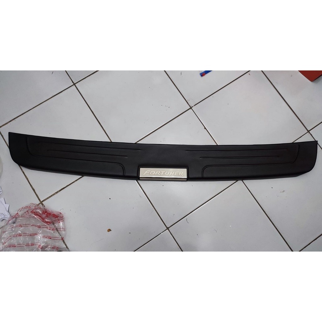 Sillplate belakang mobil Fortuner 2004-2015 hitam