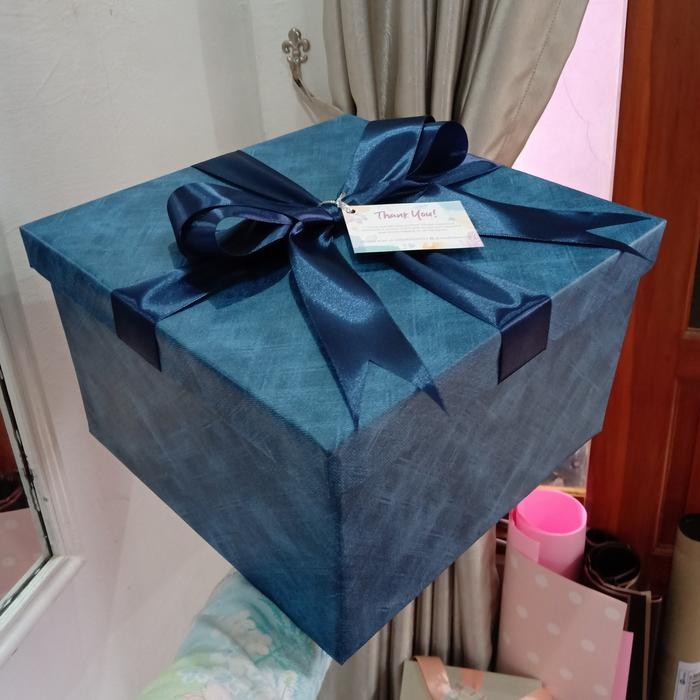 

Kotak kado / kotak goft / box kado ukuran 25,5x24,5 tinggi 14cm - coklat jeans