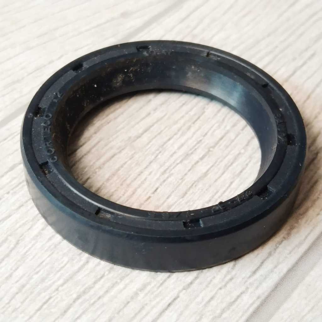 NOS/SEAL OIL SIL CRANKSHAFT POROS ENGKOL ( 27X37X7/5.5 ) HONDA WIN100