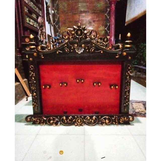 

lemari keris ukiran jawa sungggingan isi 5 keris Antikan Murah SH41 - mentah