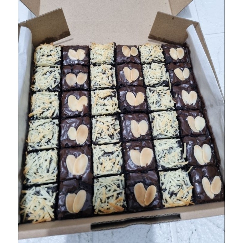 

Brownies Fudgy Premium Toping Keju & Almond (36 Potong)