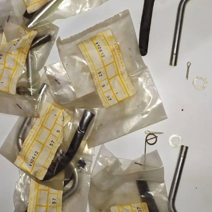 gantungan jok depan Vespa Smallframe pisah original NOS