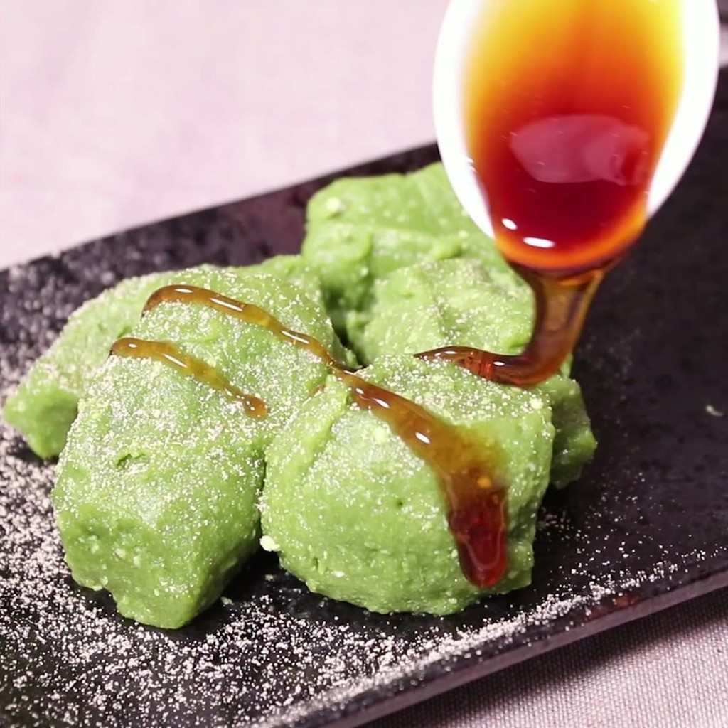 

Warabi Mochi Matcha 100g With Caramel Sauce - Mochi Jepang autentik