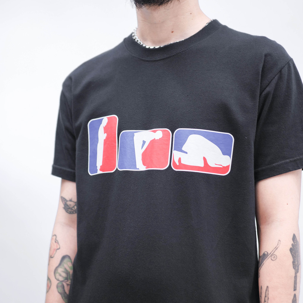 Kaos Skena Plesetan Brand Parodi Logo Lucu NBA Hitam | T-Shirt Pria Wanita Unisex Parody Merk Black