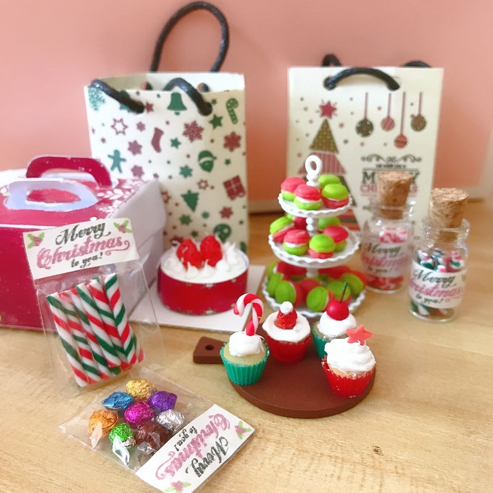 

NEW Cute 1/6 Scale Dollhouse Miniature Christmas Gift Mini Cupcake Candy Macaron for Doll House Kitchen Play Toys