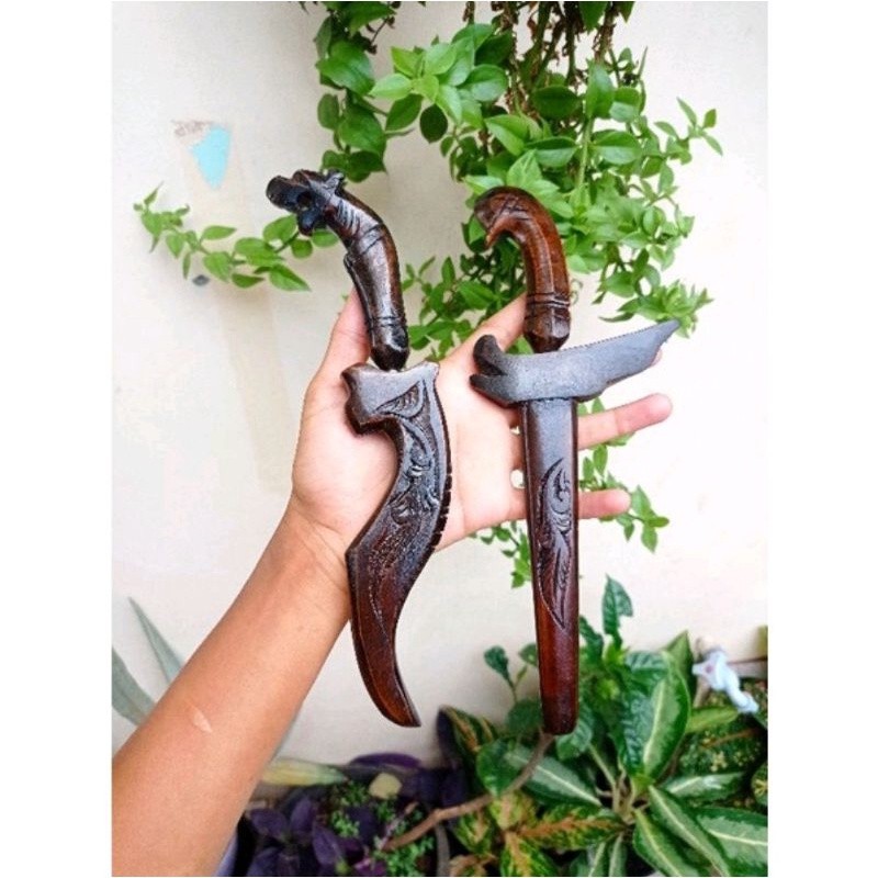 Sepasang kujang kayu dan keris kuningan