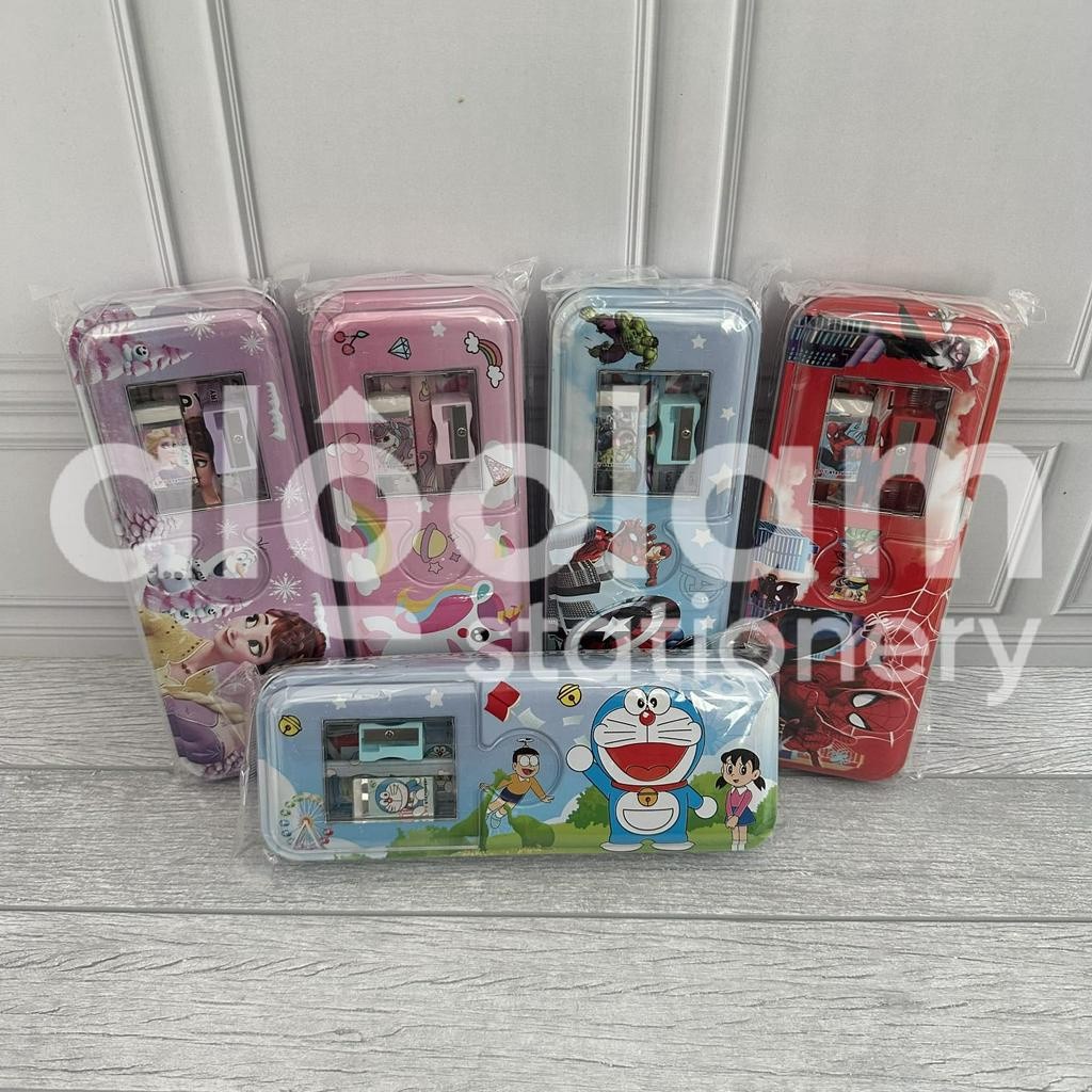 

SATU SET Tempat Pensil Kaleng Dua Tingkat Kotak Pensil Kaleng Susun Karakter Lucu Lengkap