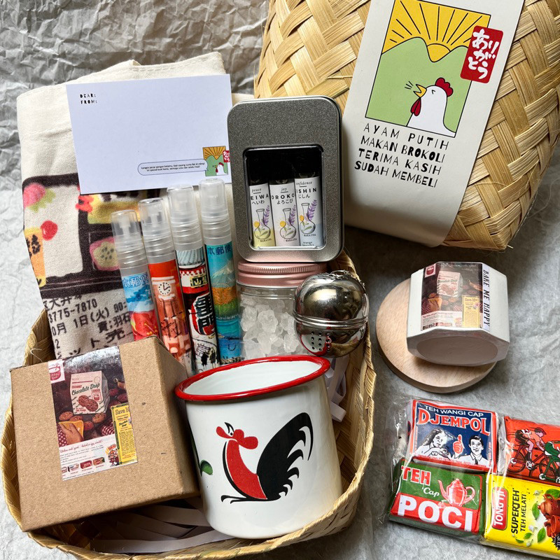 

(BACA DESKRIPSI!) HAMPERS TEH TUBRUK GELAS ENAMEL AYAM LILIN LINEN SPRAY bymakaira | kado ulang tahun wisuda kado Cowok Kado Cewek Kado Pacar Kado Sahabat Kado Wisuda Hadiah Unik Birthday Gift Box Lucu