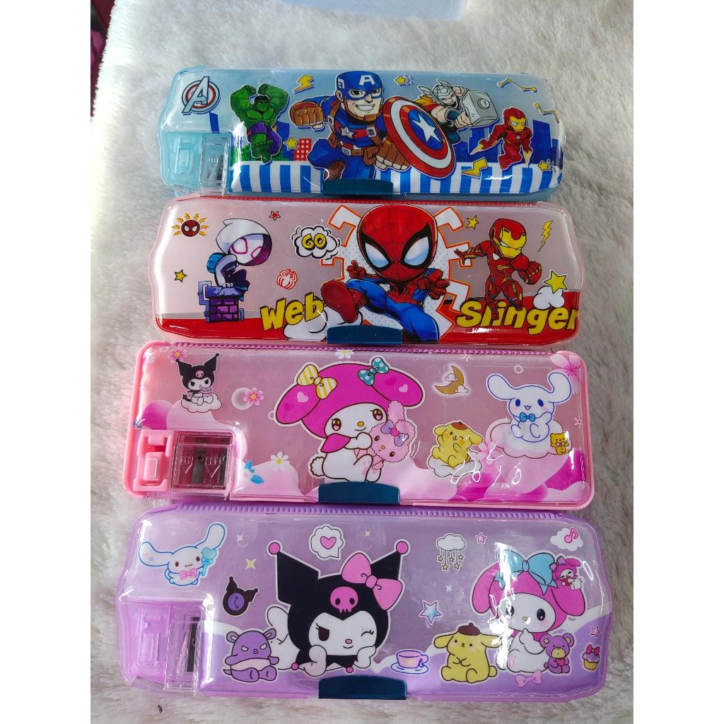 

Kotak Pensil Magnet Karakter 2 Sisi / Kotak Tempat Pensil Magnet Karakter Dengan Rautan Mini