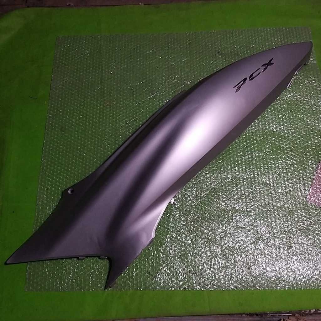 cover body belakang L kiri pcx 150 K97 silver original FP-05
