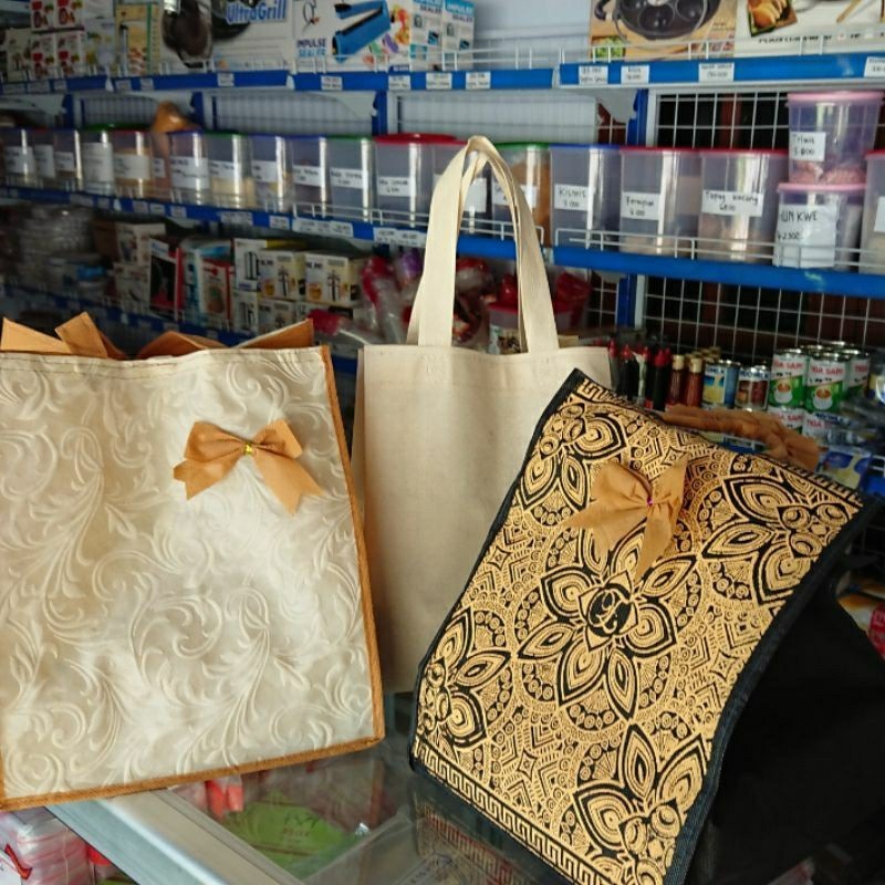 

Ecer Tas Spunbond Motif Polos Tas Pita Asul-Asul/Tas Hajatan Wadah Berkat