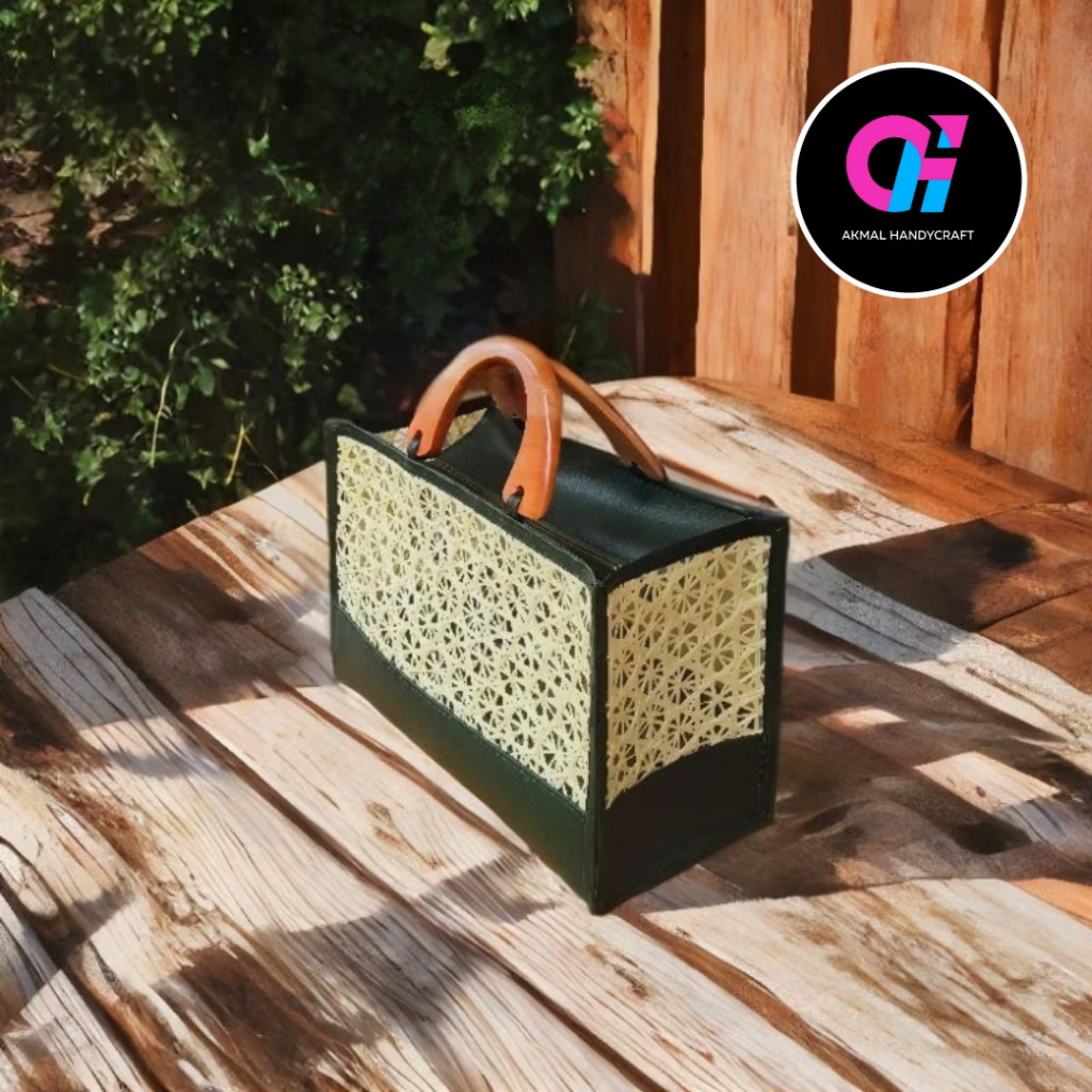 

Akmal Handycraft Tas Hampers Unik Bahan Anyaman Bambu Kombinasi Kulit Sintesis Hijau Tua Model Kotak Trendi 40cm x 20cm x 20cm Elegan & Bergaya - Wanita