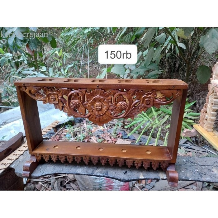 

jagrak keris isi 5 ukiran bunga gebyog joglo klasik diatas kayu jati konstruksi kokoh bk Keris sengkelat majapahit mataram kartosuro kartasura Surakarta Yogyakarta nagasasra sabuk budaya jawa m antik