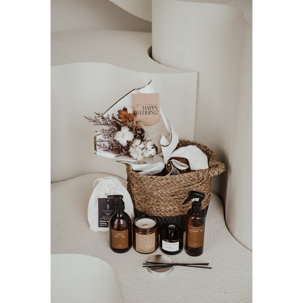 

BROOKLYN- Thegifthings hampers basket / wedding gift / flower parcel