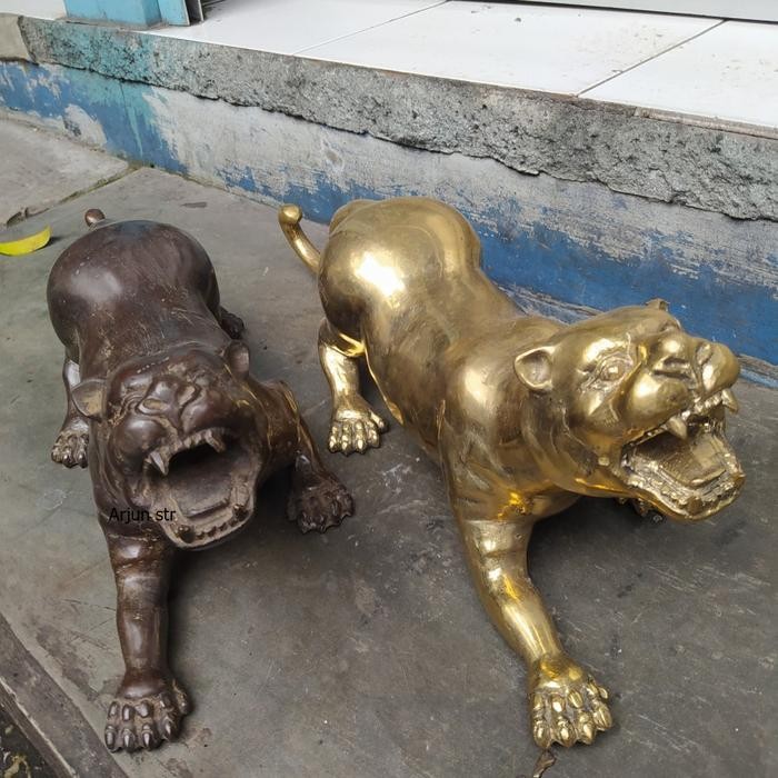 Sepasang Patung Macan Kumbang Warna Emas Dan Hitam Bahan Kuningan