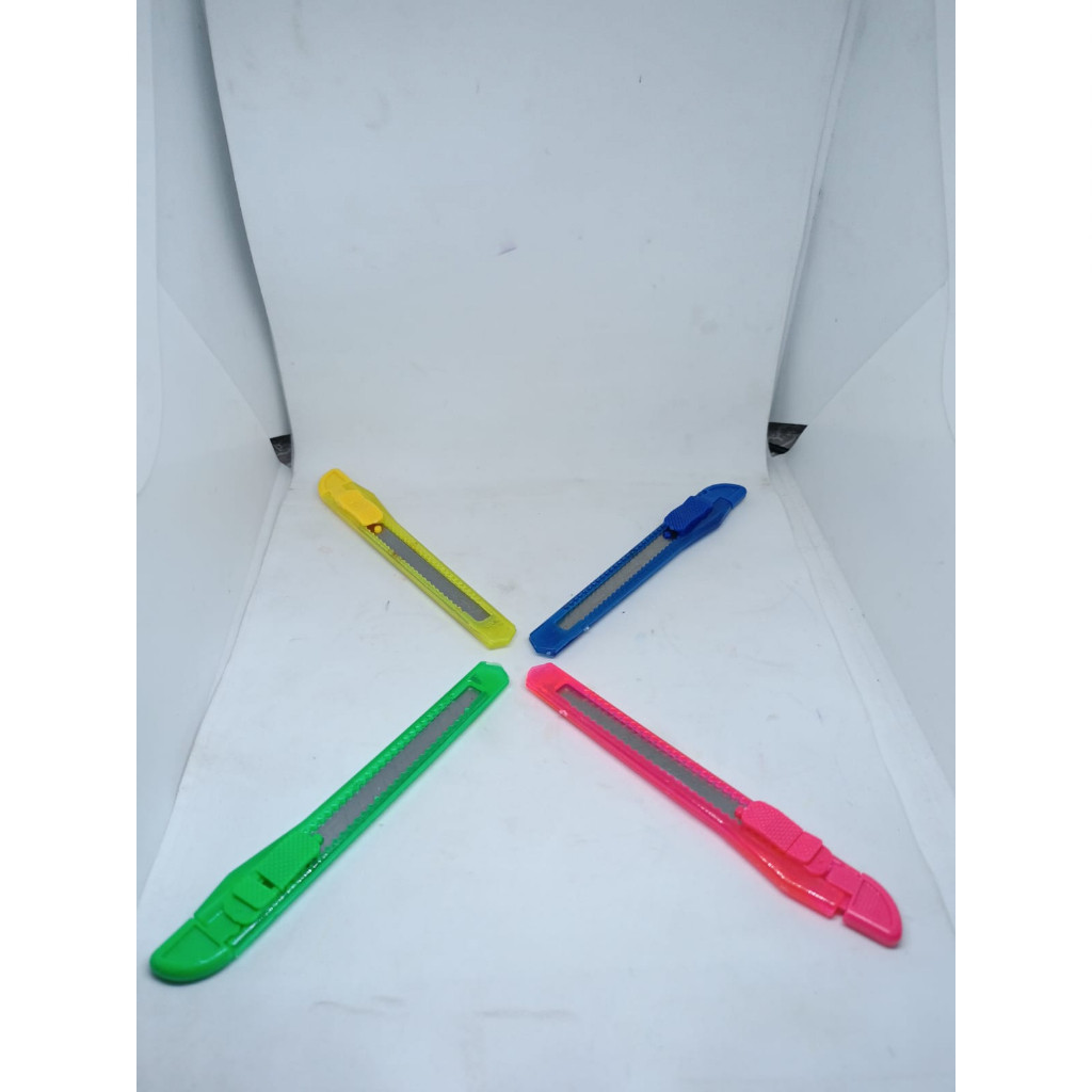 

CUTTER PLASTIK KECIL BENING 1 RENCENG WARNA WARNI 1 RENCENG ISI 12 PCS