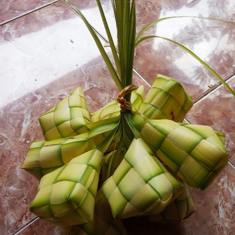 

cangkang ketupat siap jadi buat yang males bikin beli aja di toko saya cangkang ketupat nya di jamin barang bagus dan sesuai isi 10 Rempah_herbalCo